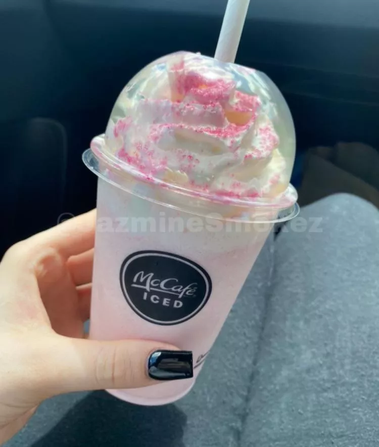 what do you prefer, black or white nails? 💅🏻