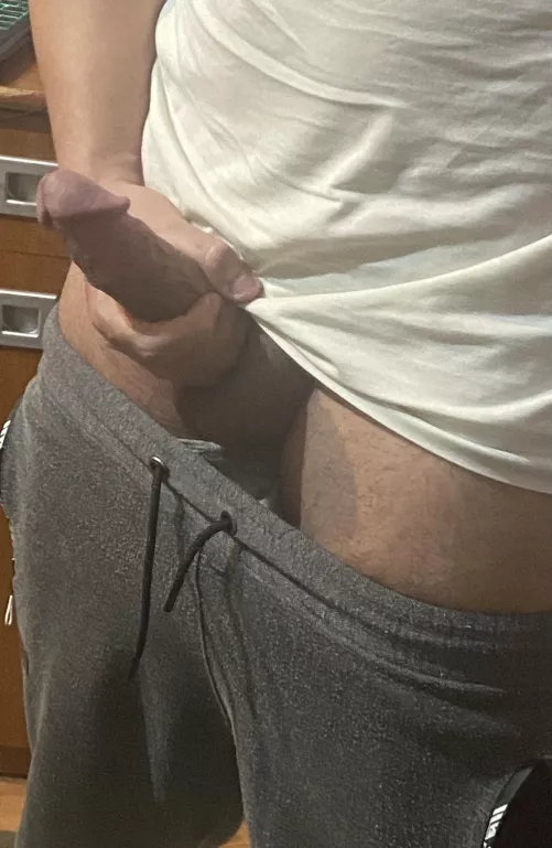 Anyone down to suck me off 😈