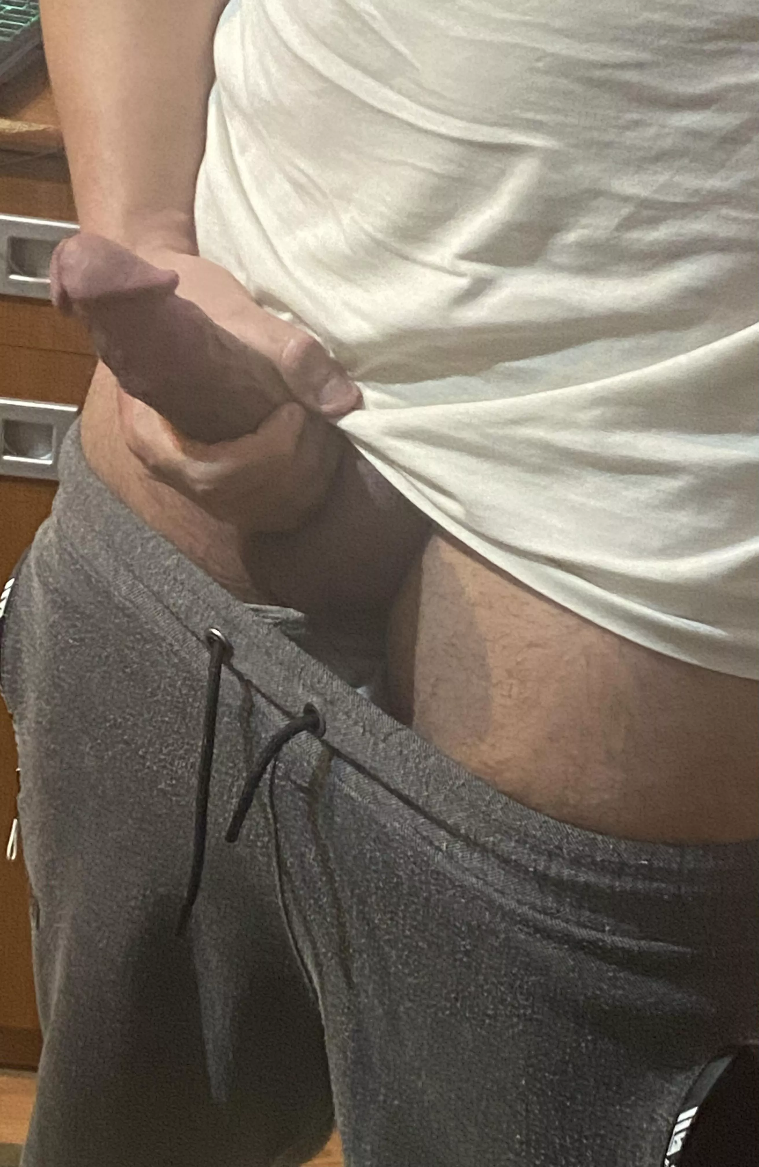 Anyone down to suck me off 😈