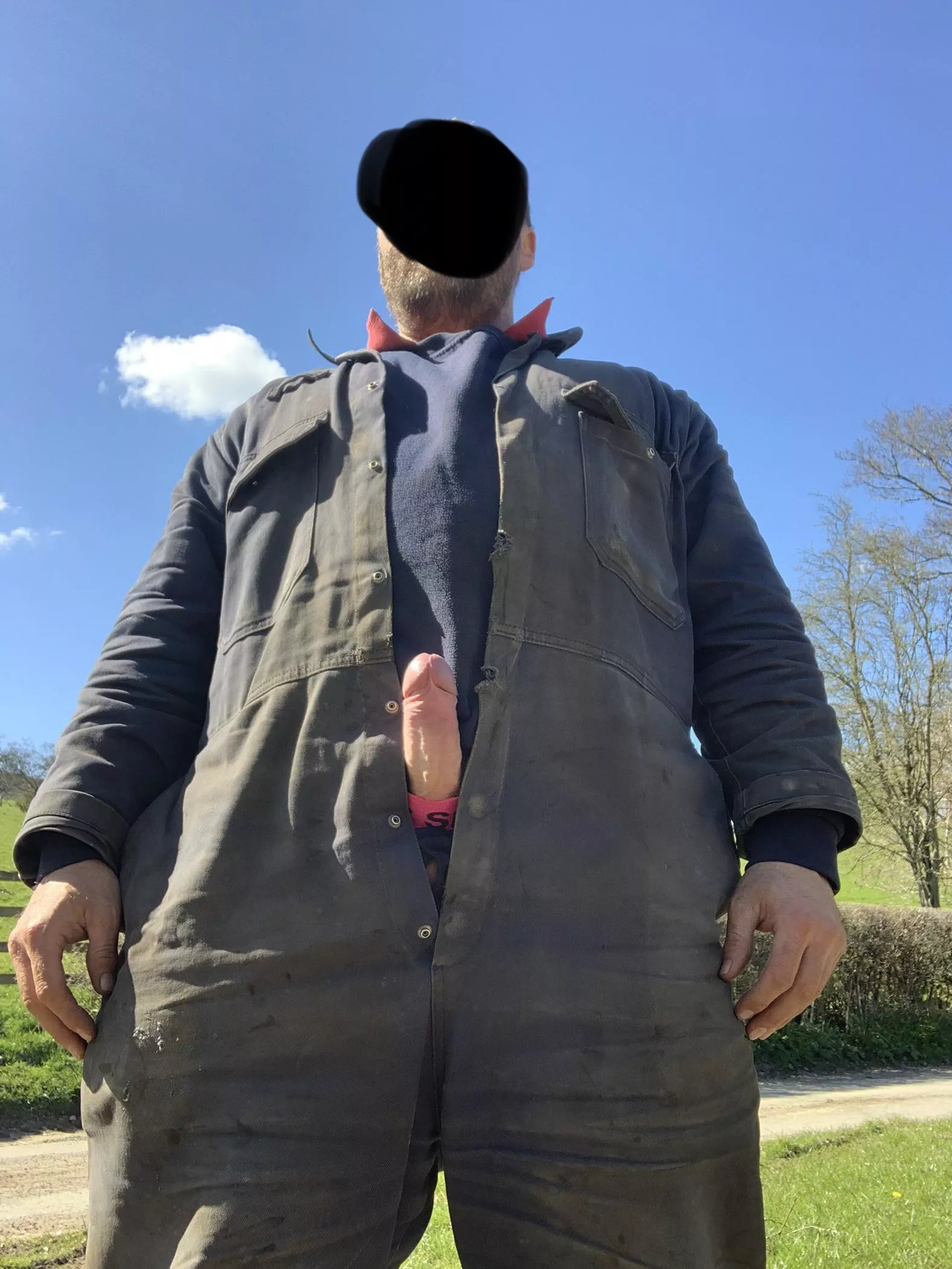 Bloody hell im horny today! Any one for a quick suck? 😂