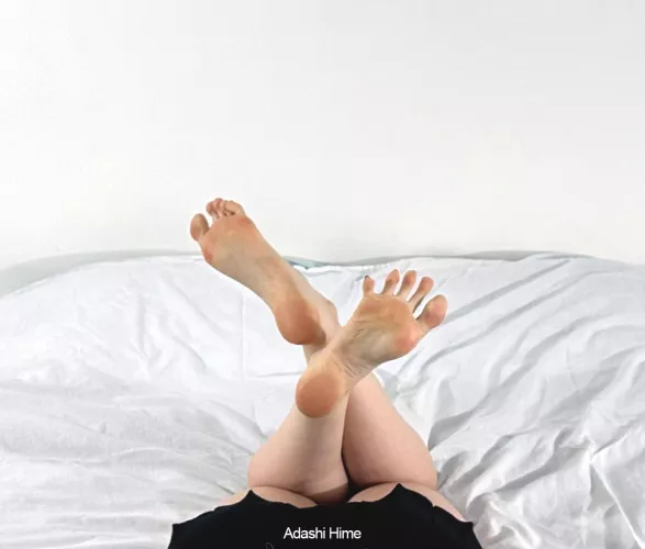 Crossed soles and spread toes just for you