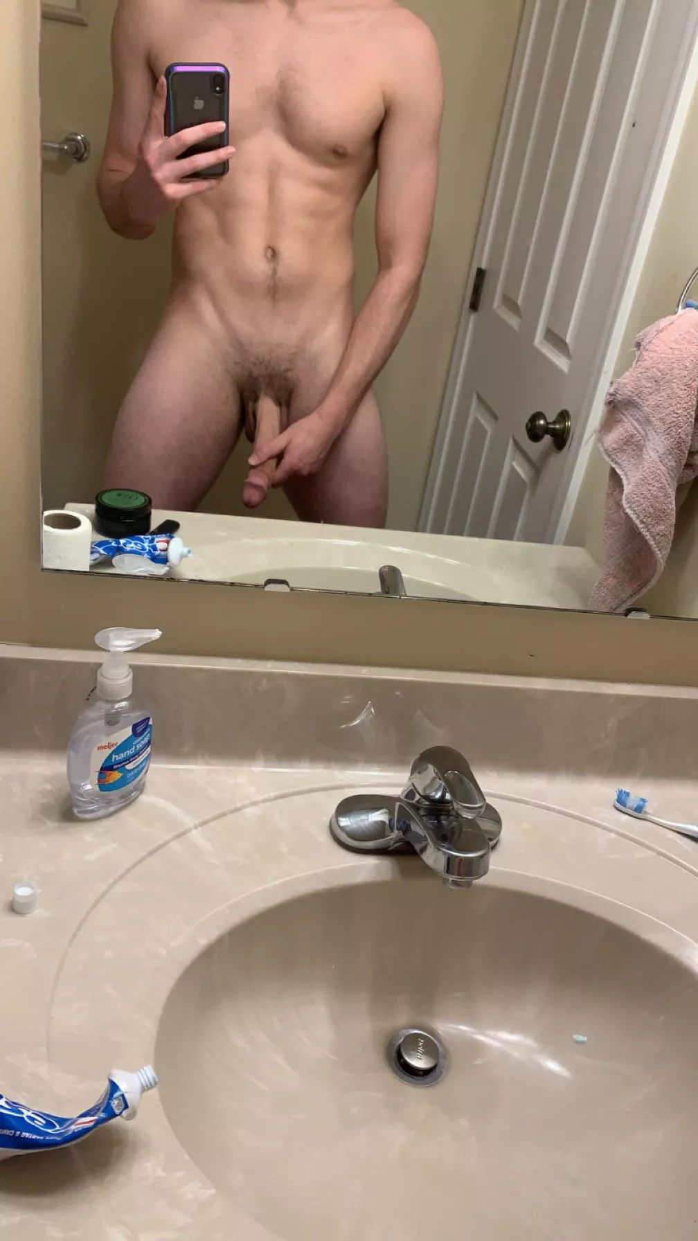 DM if you want to jerk off with me 😈