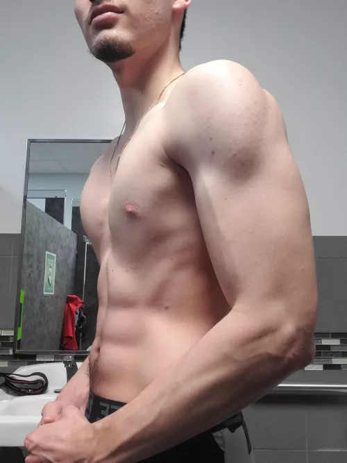 Do you like young, natural straight guys