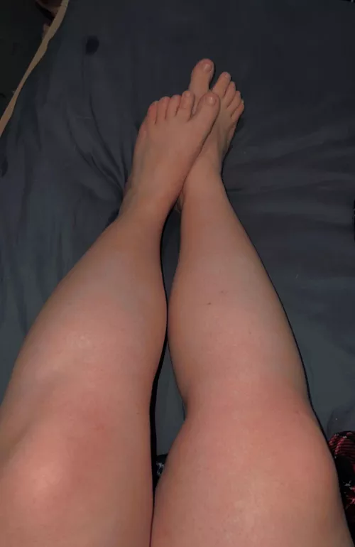 freshly shaven legs and nice soft feet 😘