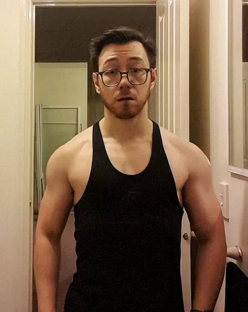 I dream of filling out this top one day. Until then it stays in the closet (unlike me 🤣)