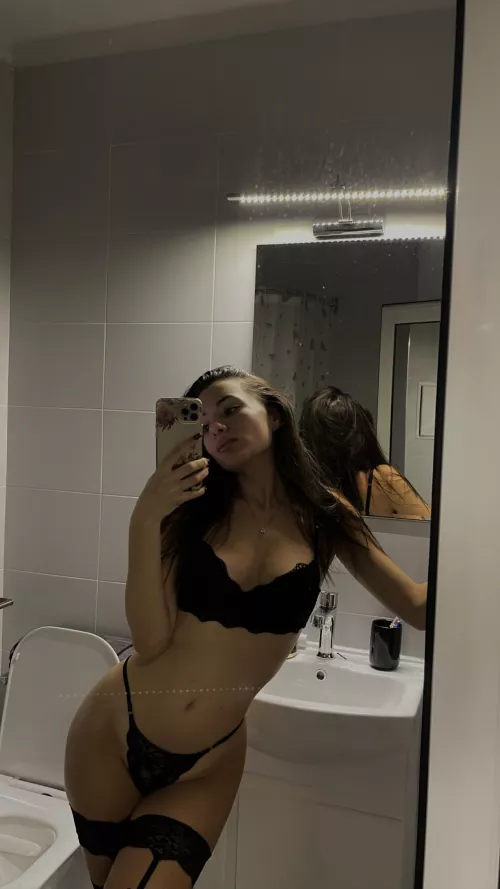 I hope that the guys who see this like my petite body 💕