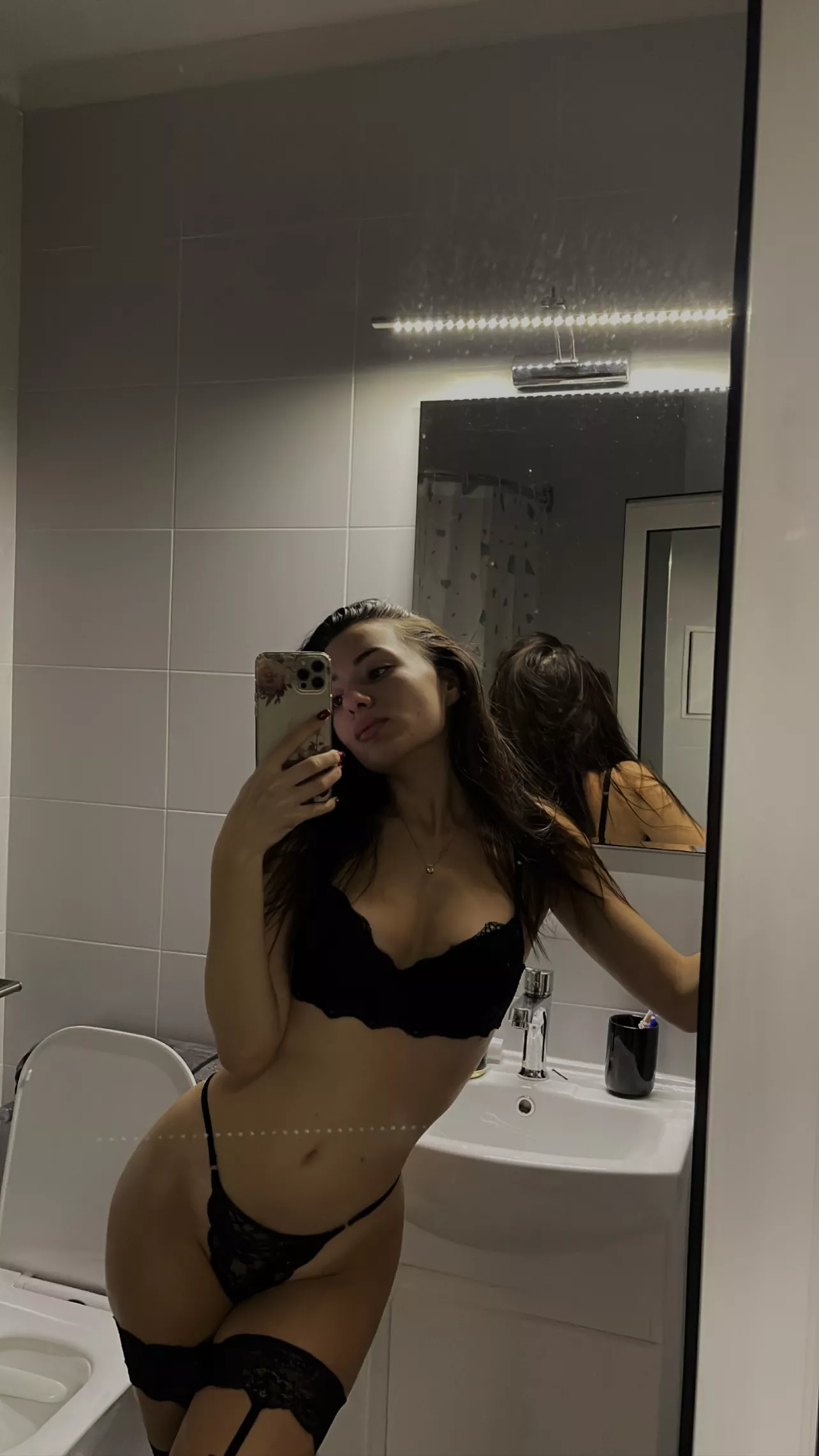 I hope that the guys who see this like my petite body 💕