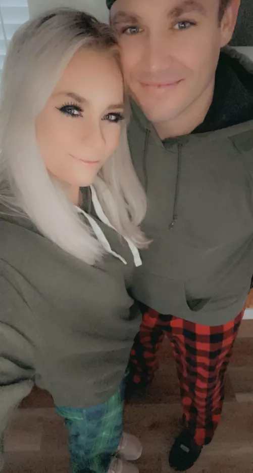 Looking for someone to send my hubby some surprise snaps😋