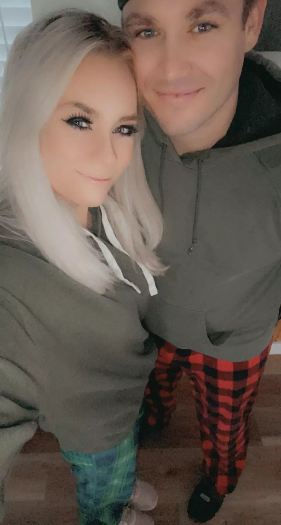 Looking for someone to send my hubby some surprise snaps😋