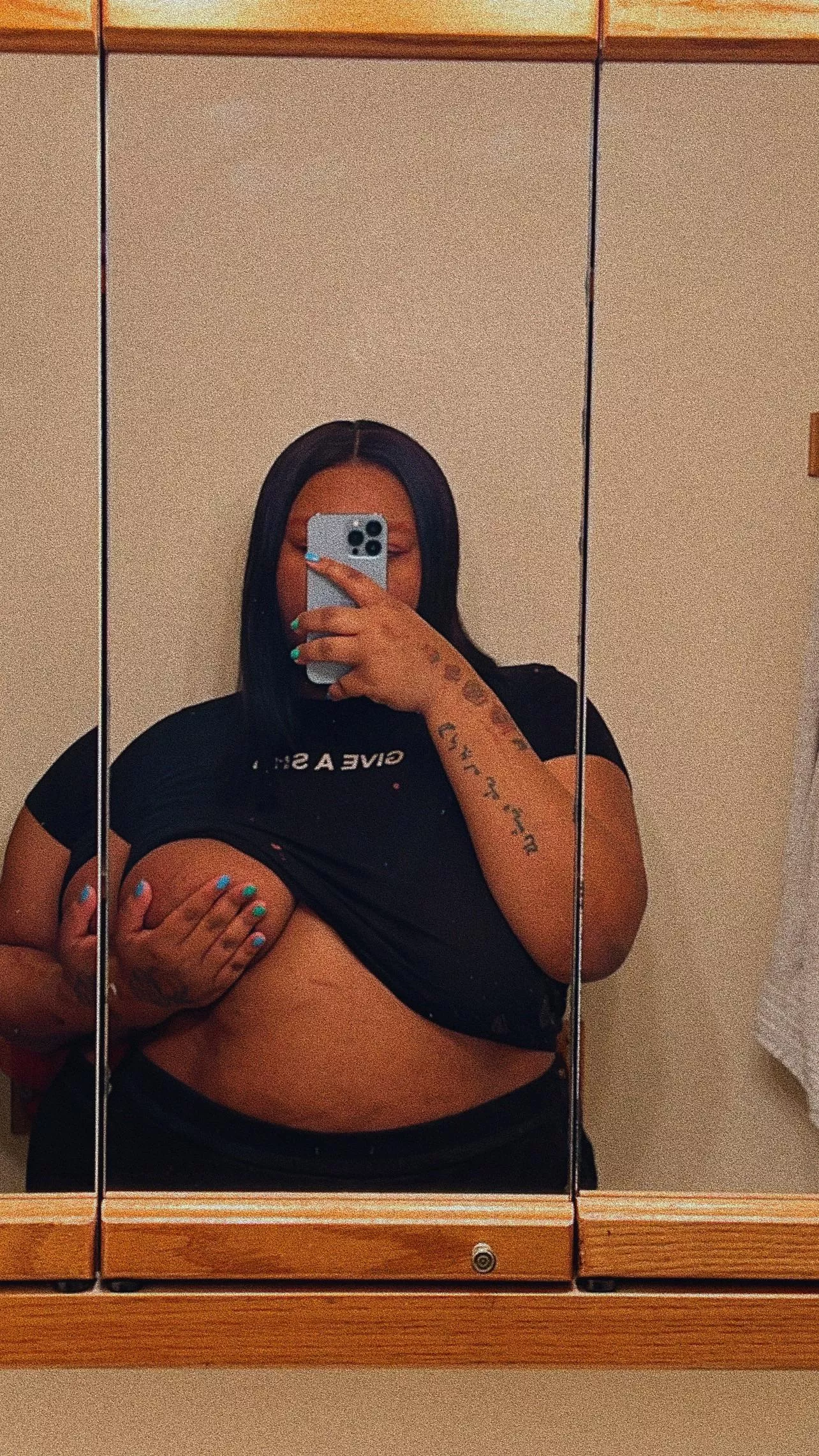 Mmm can you hold the other one for me?😈😝