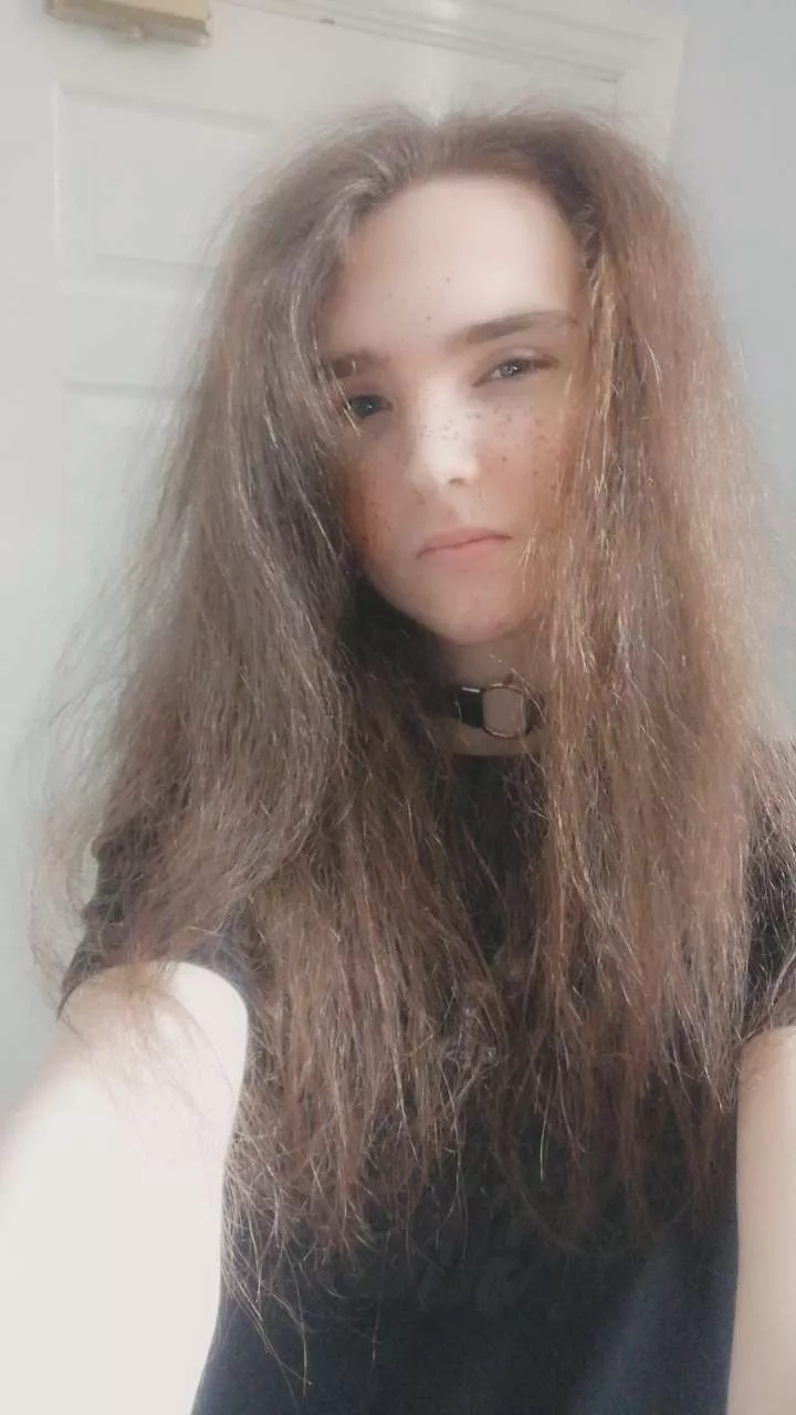 My hairs getting hella floofy :3
