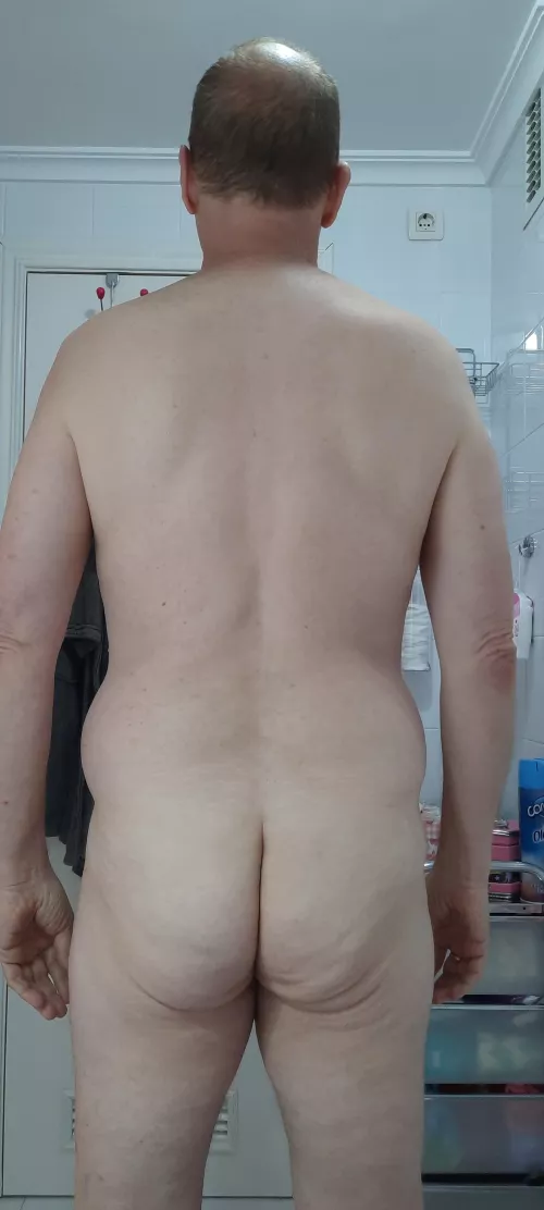Older guy bare butt