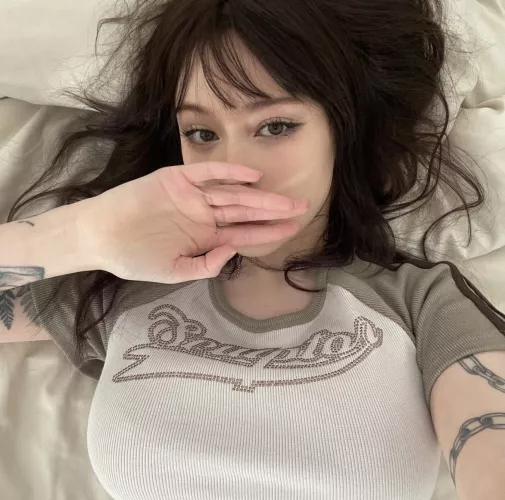 Pretty eyes with long fingers