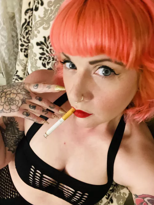 Red lips around a Marlboro… yum 😘