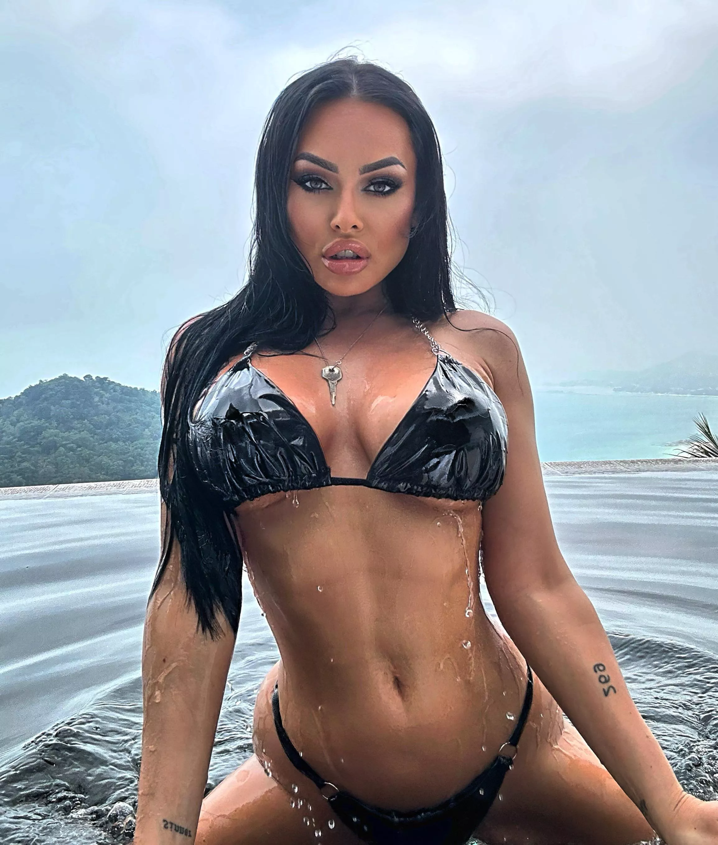 Shiny clothes even in swimpool 😀