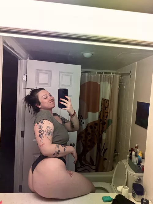 Slide into these DMs 🍑👅