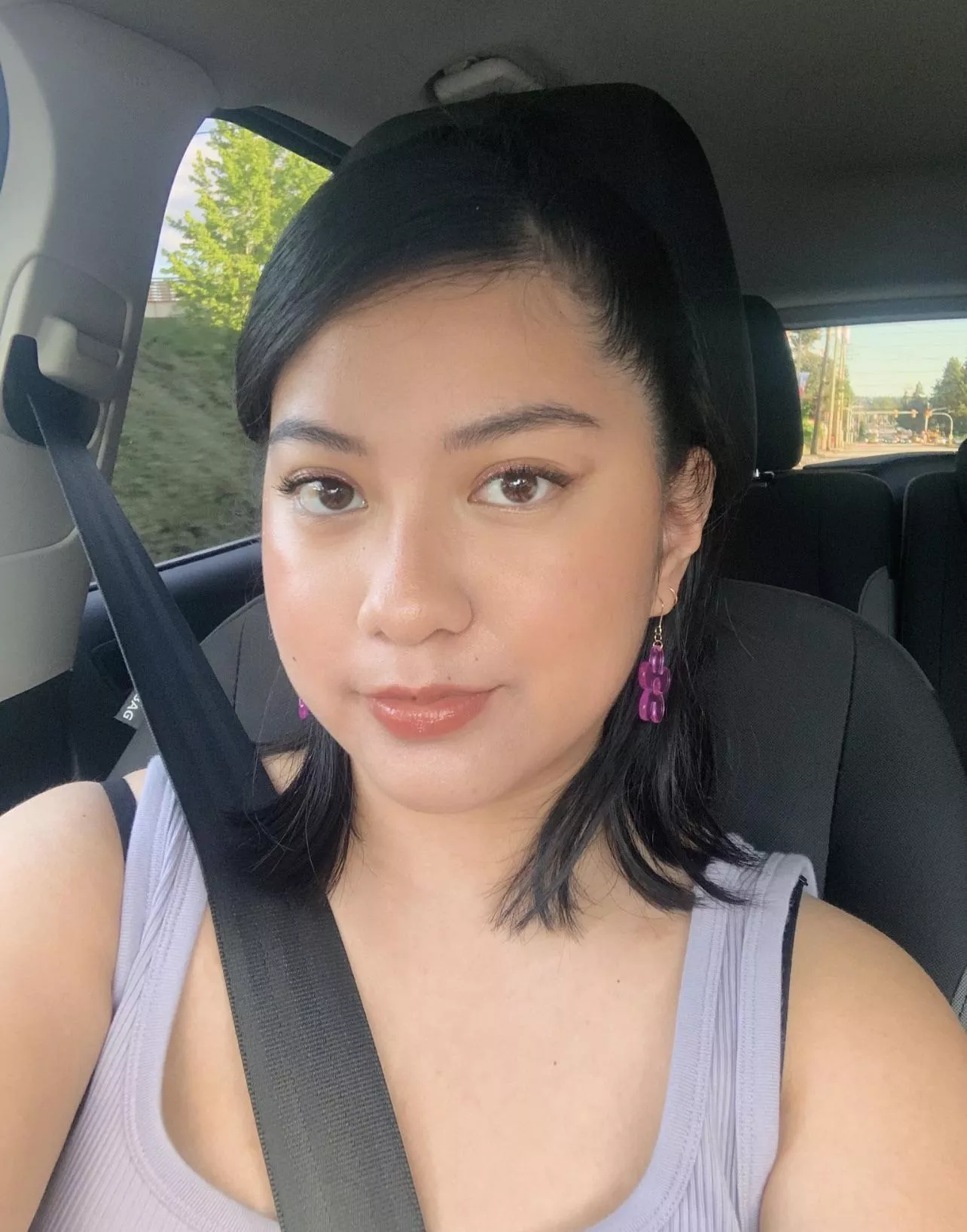 stunning Filipina car selfie!