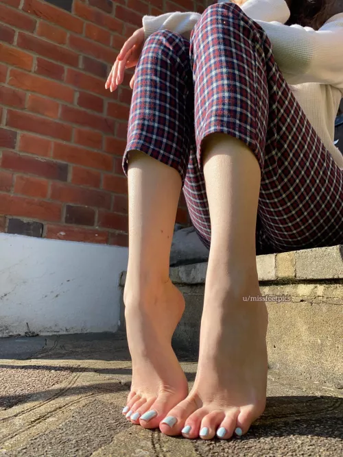 wanna hold my feet so it doesn’t get dirty?