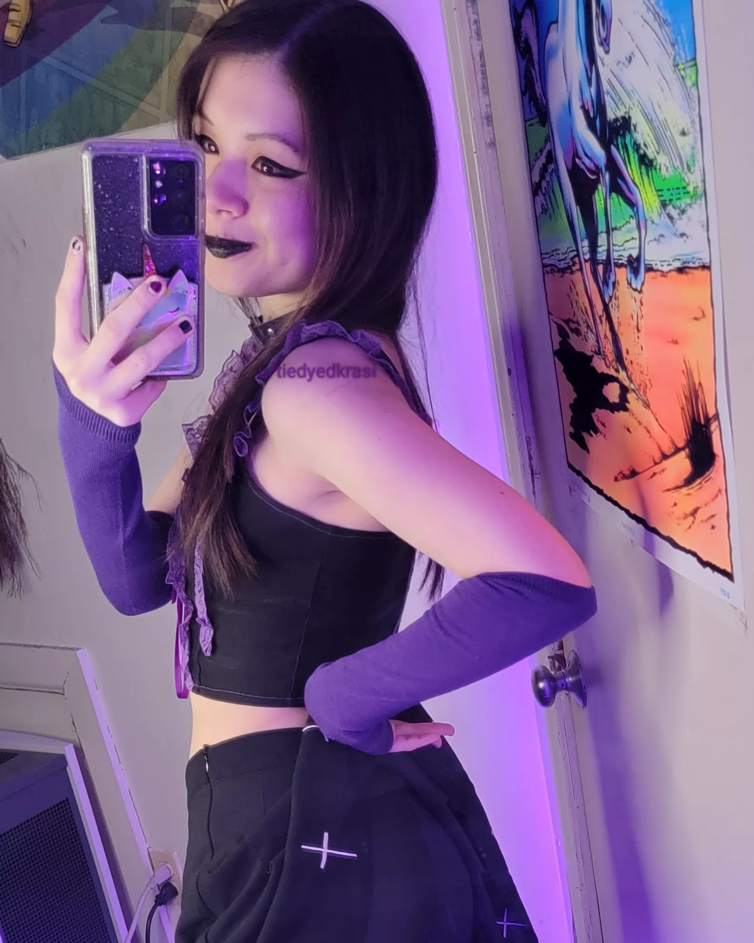 Who's awaiting a delivery of dark aesthetic ass