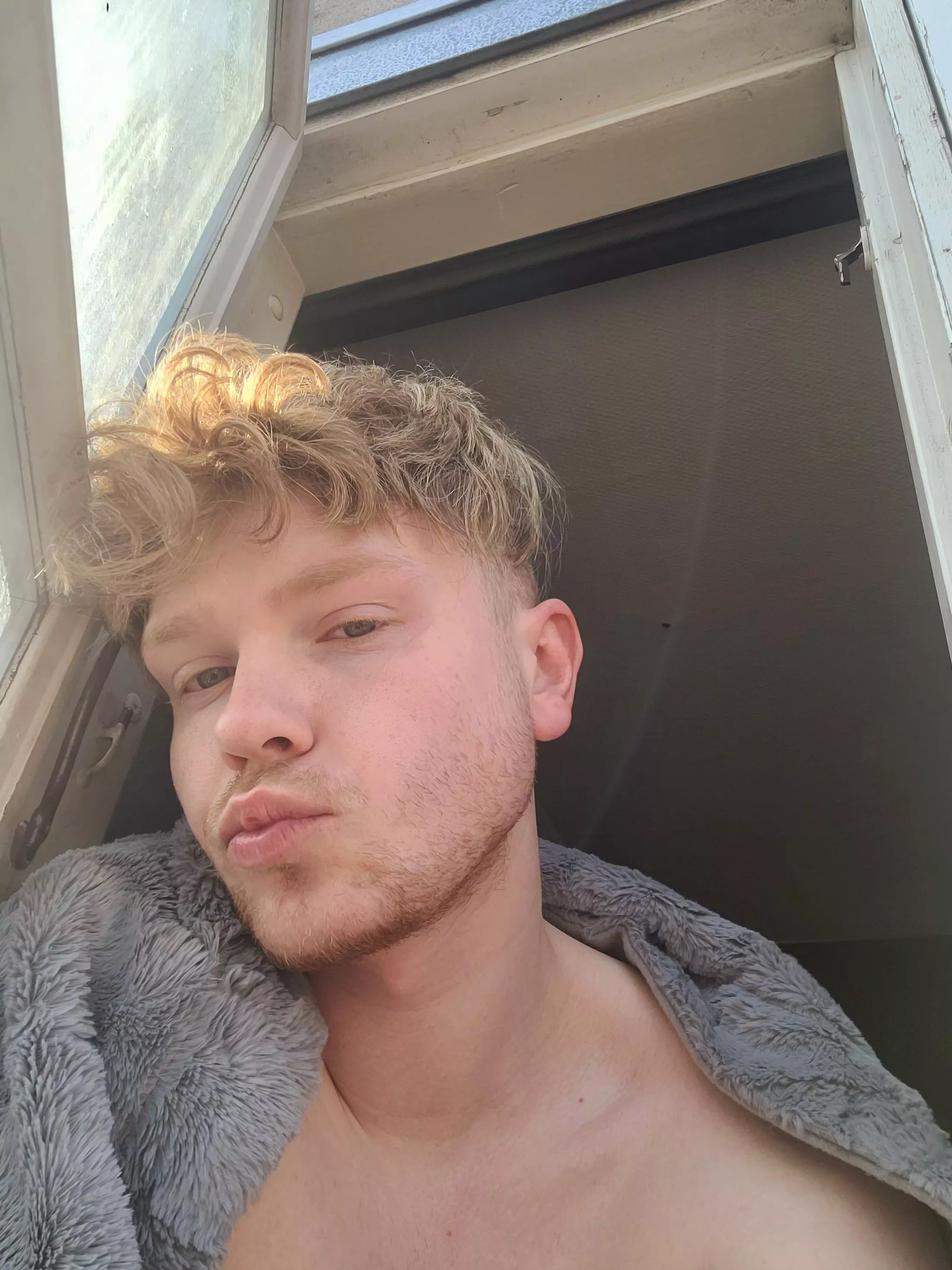 Woke up to a clear blue sky today. So i had to poke my head out the window and get the first rays of sun! Have a great day!