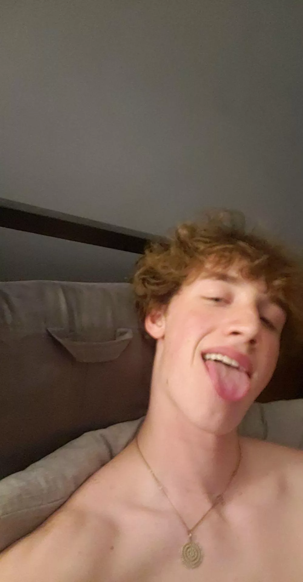 20 M hot guys hmu w face!! @greygrey1021