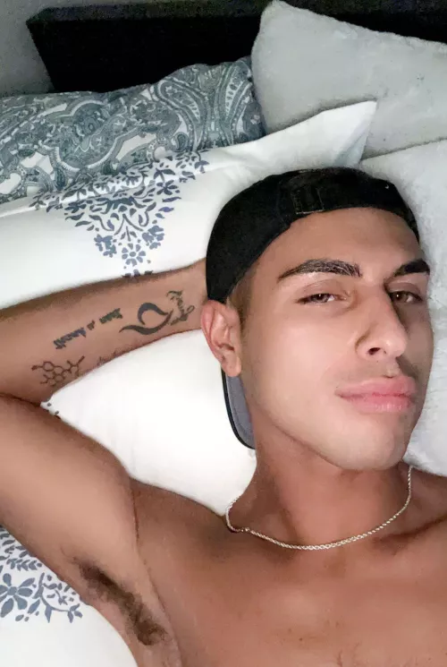 22 USA, snap: @mjaamesx // looking to explore with other kinky jerk bros/dads. ps: I loooove armpits, send pit pics 😛