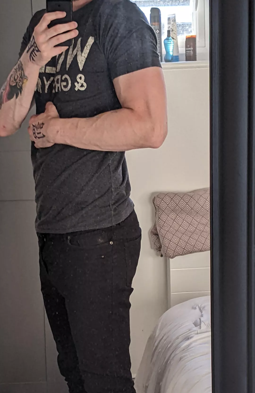 24 m, 6'4 hung handsome muscular addicted to smooth submissive bubblebutt boys snap is ukdeviant11