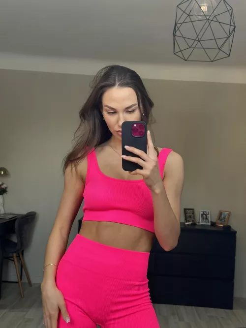 Crop tops and mirror selfies are a match made in heaven