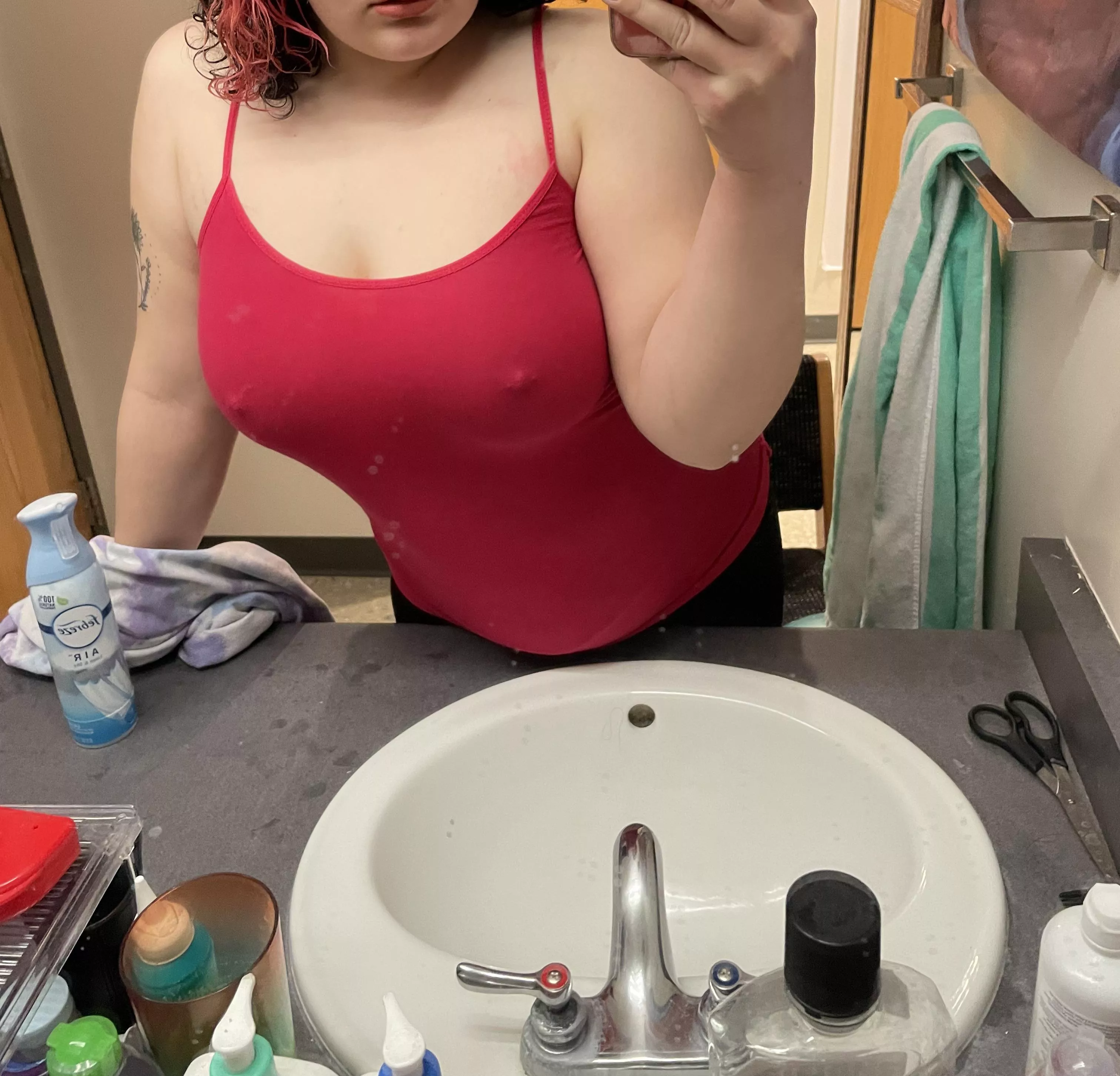 drunk braless selfies>>