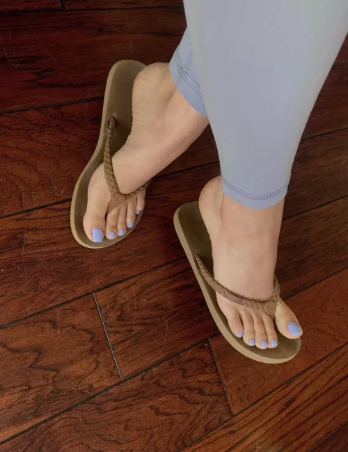 Flip flop season is upon us >:)