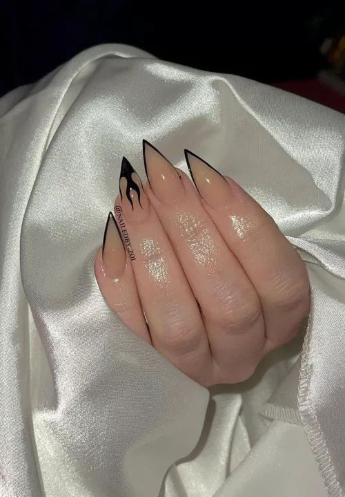 Fresh flamminnnn set ✨💫 (Credit: IG: @nailedby.zoi)