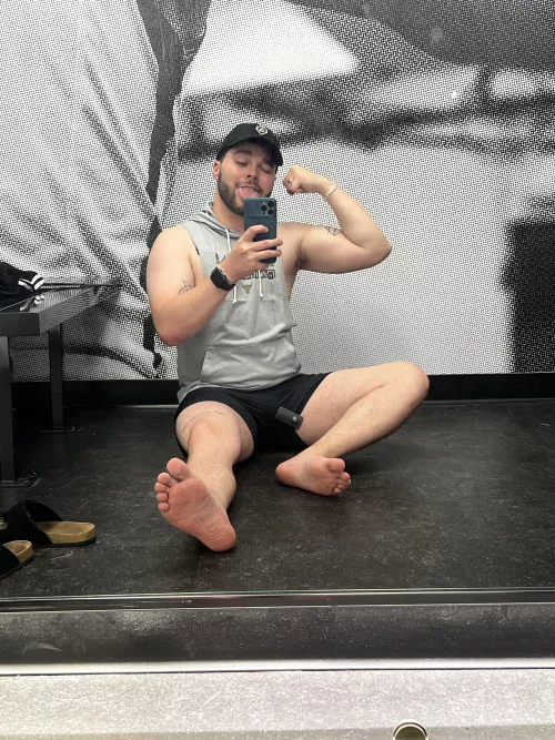 Happy Friday from the Under Armour dressing room 😝💪🏼 Hope it’s been a great day for you! Anyone else seeing the new Evil Dead tonight? 👹😈