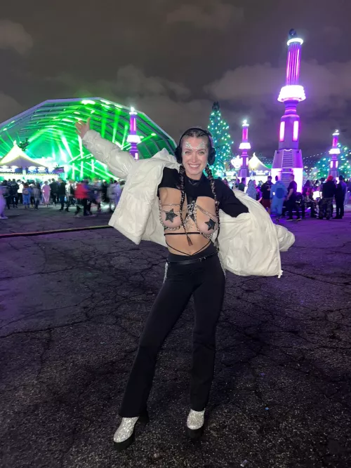 Hellooooooo!! I'm so excited for EDCLV next month, I haven't been to a fest since NYE! This pic is from Countdown 2022!!