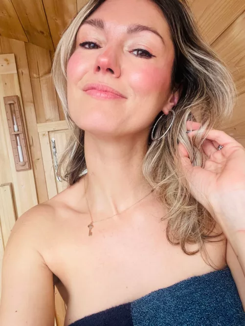 I think I look pretty good for a 42yo mom :)