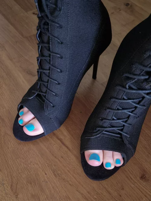 I'm still rocking the blue nails