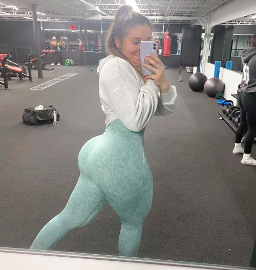 Kiri is such a THICCC PAWG!