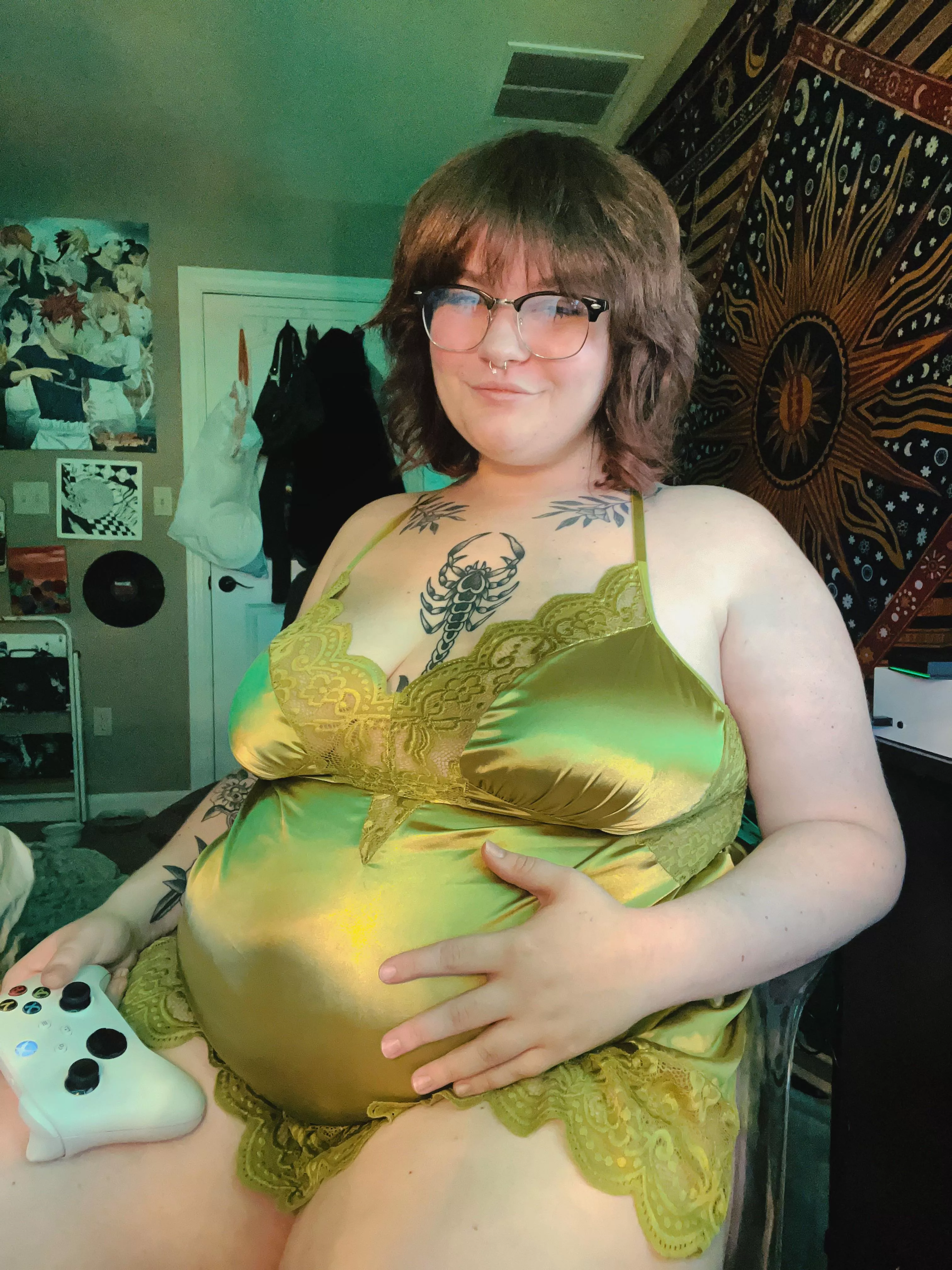 let’s play games & stuff my fat tummy! i wanna be your fatty gamer gf 💕🎮