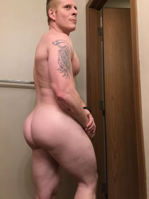 Love to watch you eat my ass from the mirror