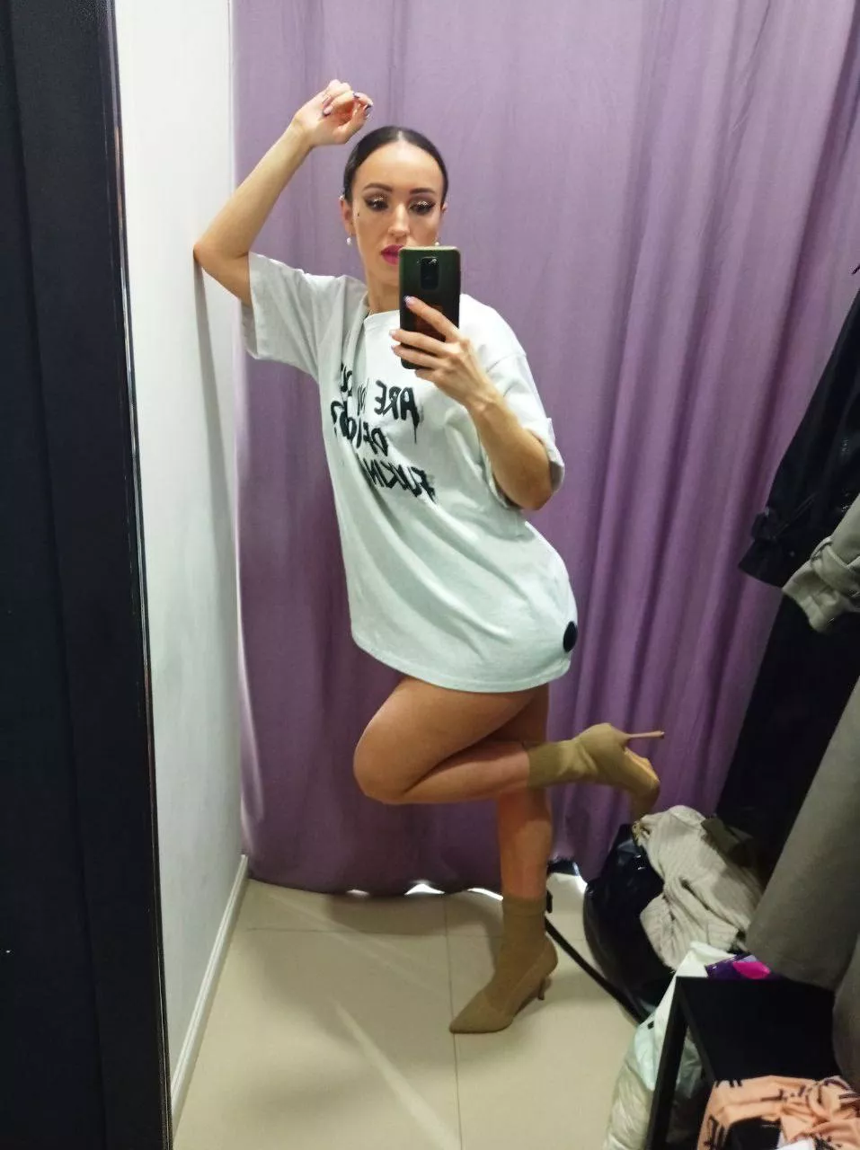 🌺 Ready to explore the city with a handsome and charming companion - want to join me for a night on the town?