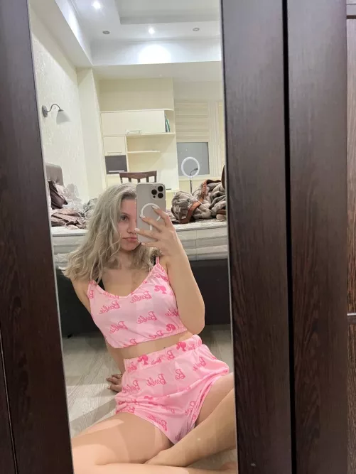 spread her legs on a chair