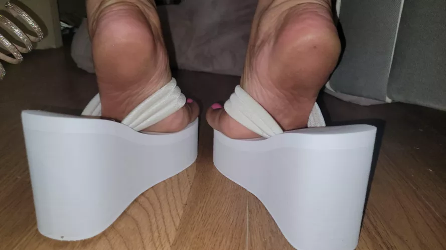 Theyre not going to clean themselves footboy 🙃🙃🙃