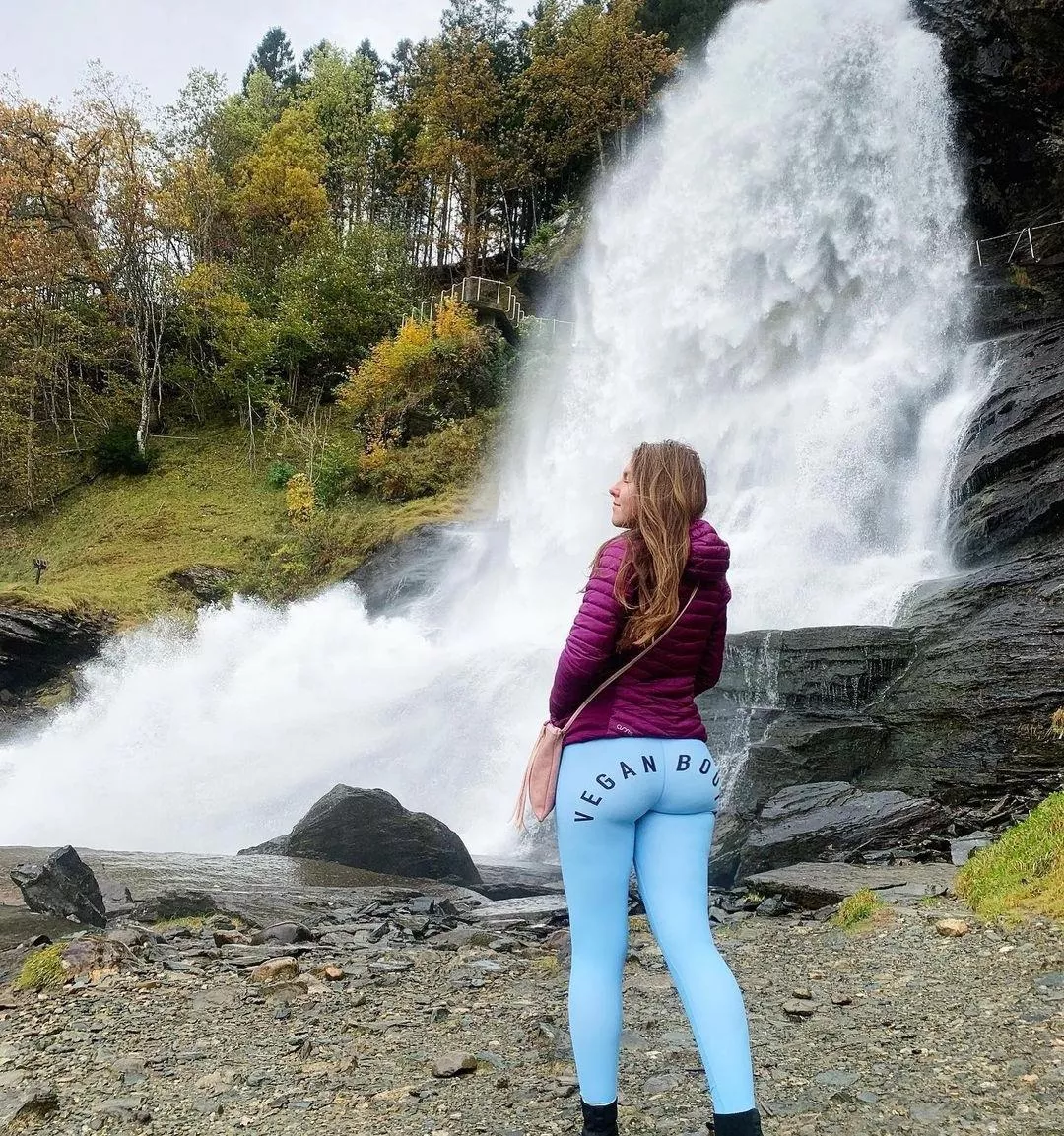 Wearing my vegan booty leggings at a huge waterfall