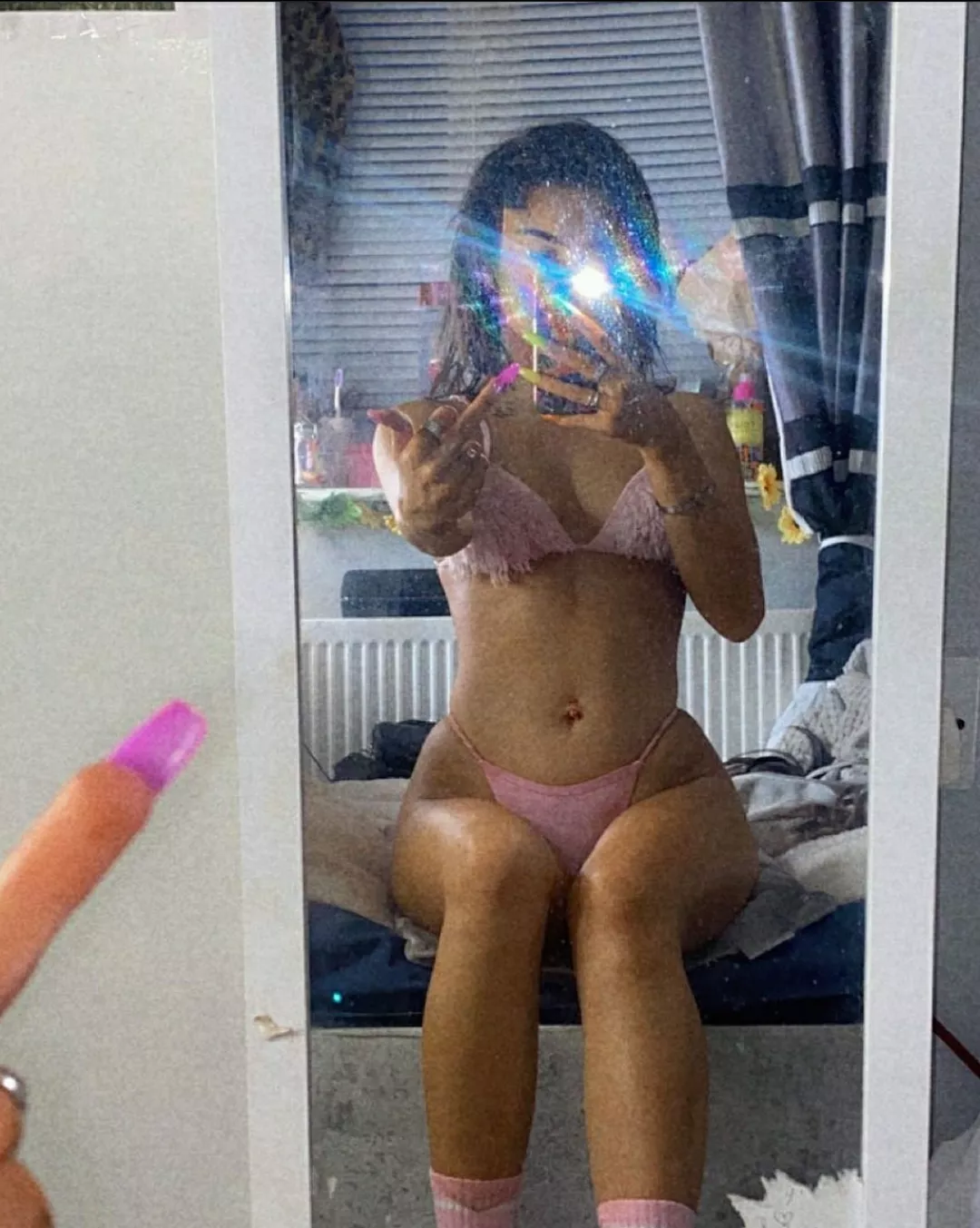 Wonder where that finger been 🤔