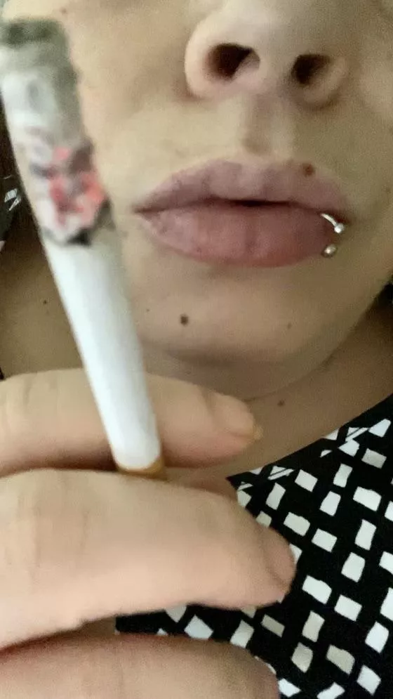 You love watching my mouth as I smoke 😊