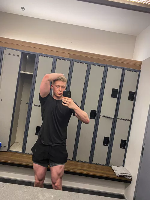 Zoom in for pit stains