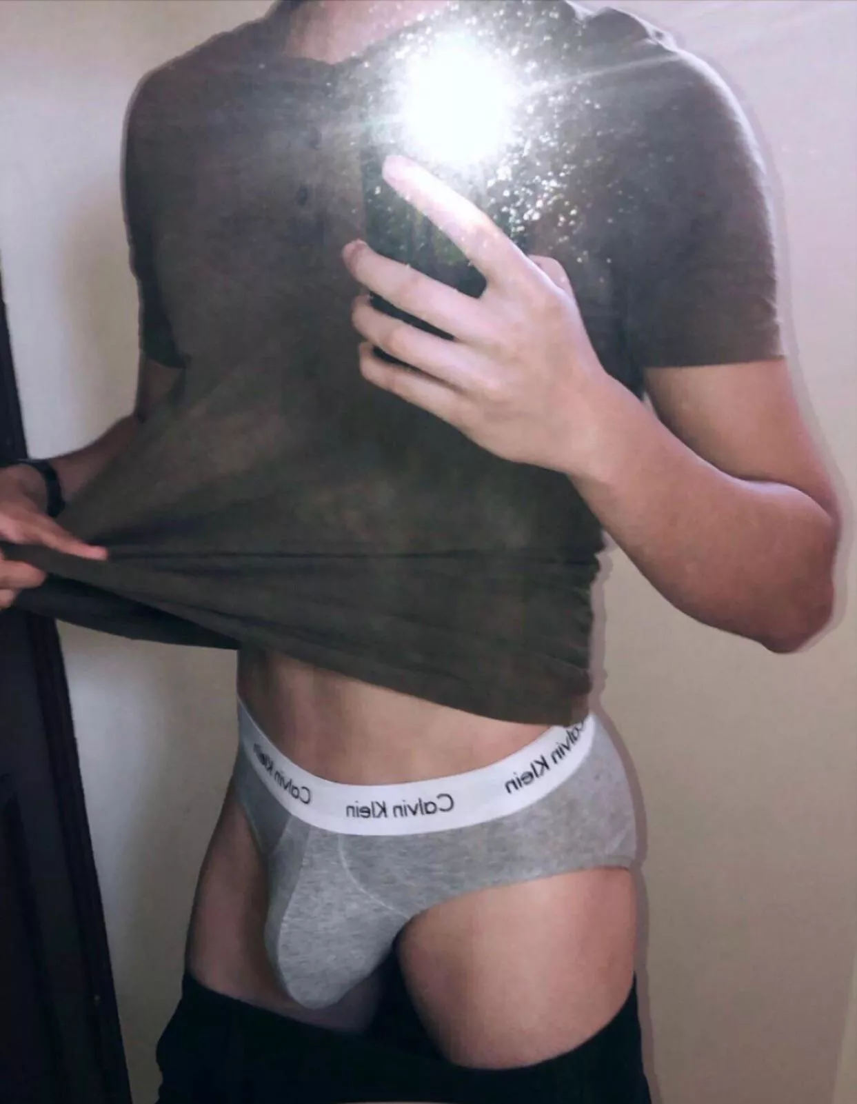 19 M hung and fit dude looking for older and hung. Sc: Lnceking08