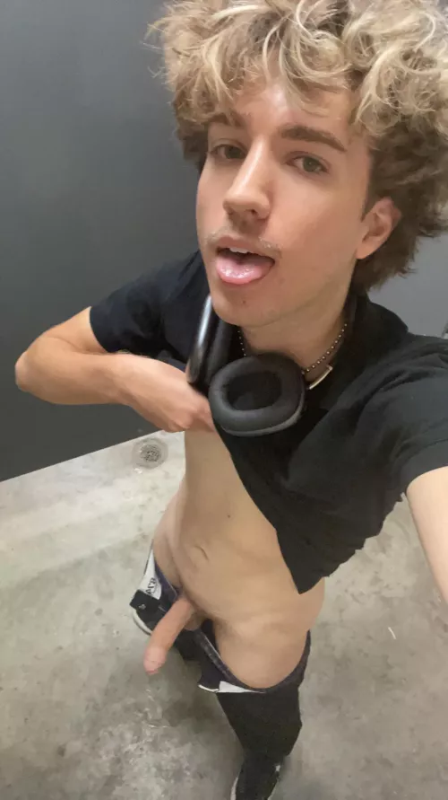 21 horny college boy in a public restroom rn add me @thryll2