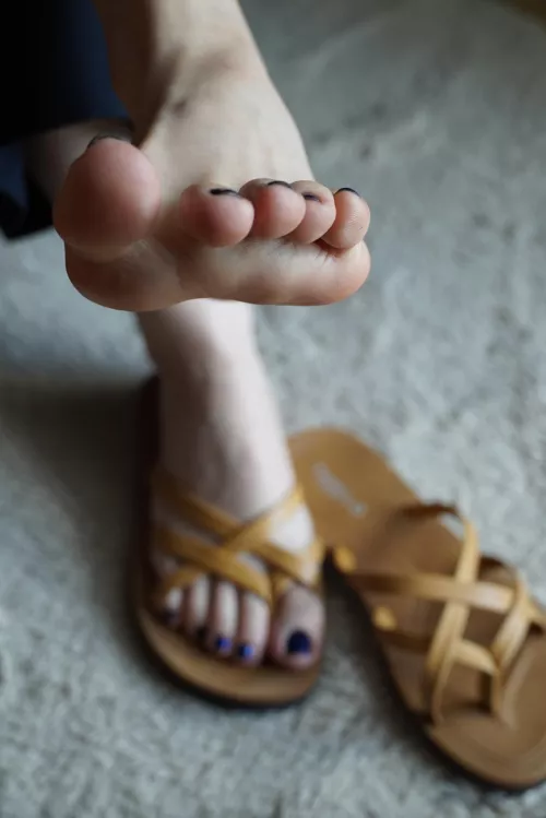 A kiss on every toe? 😙