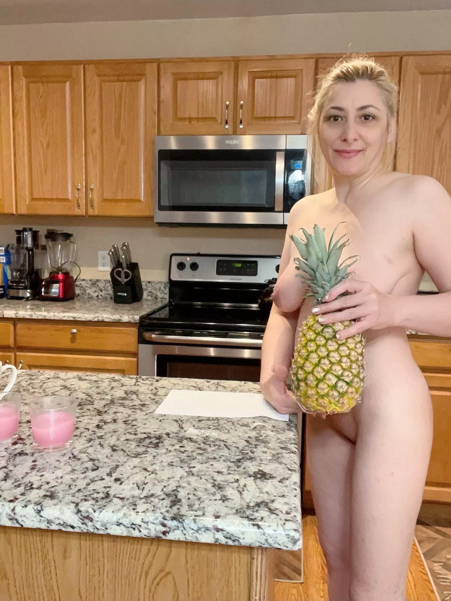 A pineapple a day keeps the worries away🍍🍍🍍💛💚 Happy Nude Saturday😘😘