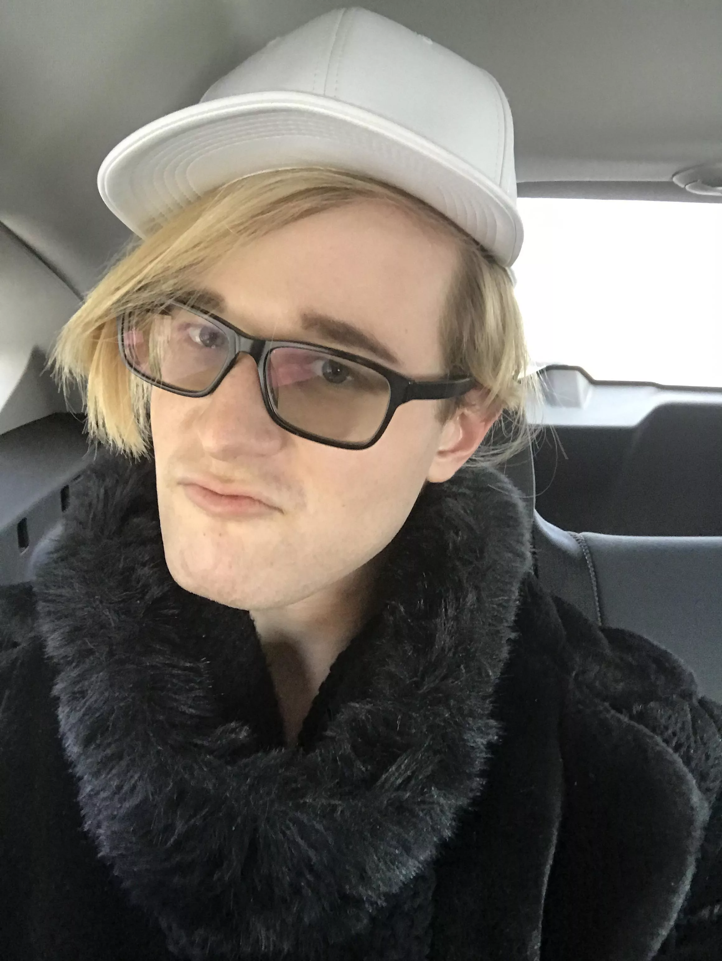 Anyone wanna play games or chat? Message me for my discord! I love meeting people!